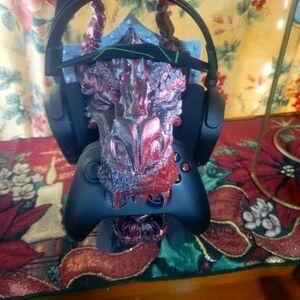 Dragon head Headphone and remote holder